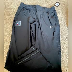 Under armour black sweat pants with university of Cincinnati logo.